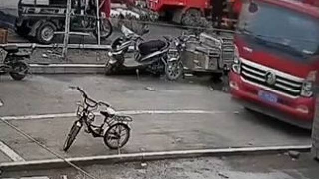 世界破破烂烂，总有人在缝缝补补#世界破破烂烂但总有人缝缝补补 #暖心 #感动