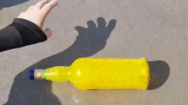 楼梯滚瓶子爆破解压时刻