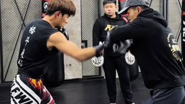 职业队队员 拳击打靶
怎么打才不是白打？
为什么练同样的时间
你的进步那么小？？
#ACT格斗职业队