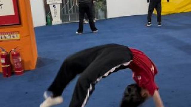 没有天生的勇敢，只有不断培养后提升的勇敢，坚韧不拔的意志。 #武术#空翻  #冬练三九夏练三伏 #让
