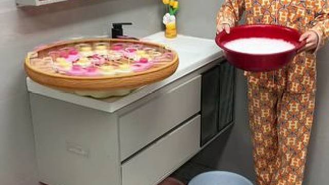 小狗挂钩 这款#吸盘脸盆挂钩 真不错，免打孔上墙，全家的脸盆都能上墙收纳不占地方，大号脸盆也没问题，