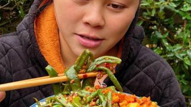 今天摘了一大堆辣椒，直接做个辣椒盖饭吃过瘾 #美食 #农村生活 #记录生活