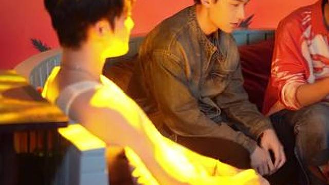 恋爱互动剧#无法抗拒的他们 微醺中你我四目交汇，爱情在酒杯中慢燃滋长，今夜只为你沉醉。#酒吧 #爱情