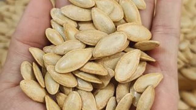 #零食推荐 #追剧小零食 #美人甲南瓜子 #解馋看剧小零食 #瓜子