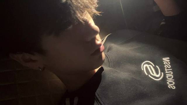 我以为我早放下了 直到在实况里听到你的声音