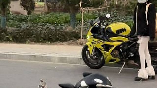 死装哥还穿骑行靴滑板呢哈哈哈哈 #滑板 #机车 #宝马s1000rr #王一博