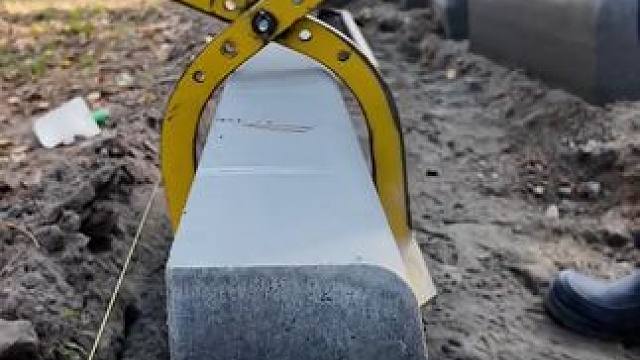 人行道地砖怎么铺不会踩水？当然要做好透水工艺啦 #能工巧匠 #施工工艺 #极度舒适 #地砖通铺 #省