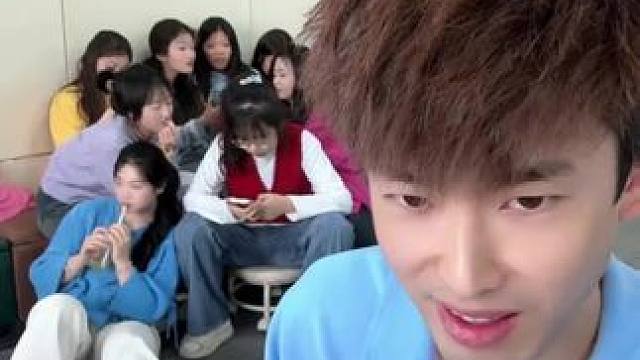 假装有女朋友，在办公室打电话 #办公室游戏 #真会玩系列 #办公室日常