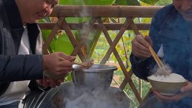 排骨炖风干鸡，再来点蘸料，大口吃肉大碗喝汤，真香！ #新农人计划2024 #农村生