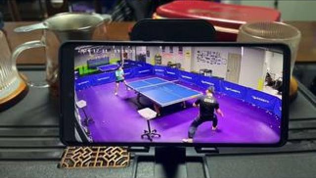 权名维度乒乓，教练正反手拉球示范。