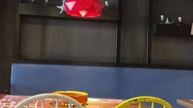 嘿，你知道荔枝路那的赖胖子不？咋不知道呀。他家有个鸿运驾到双人套餐现在才138元，原价199元呢！这