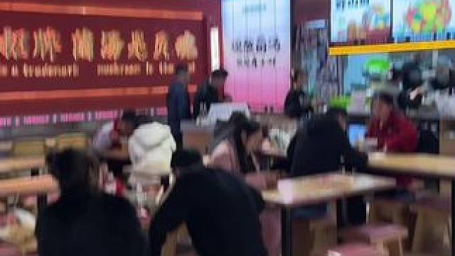 这种天气很难拒绝一碗热气腾腾的云南米线#天儿冷吃点啥 #谁懂这一口的好吃程度 #云