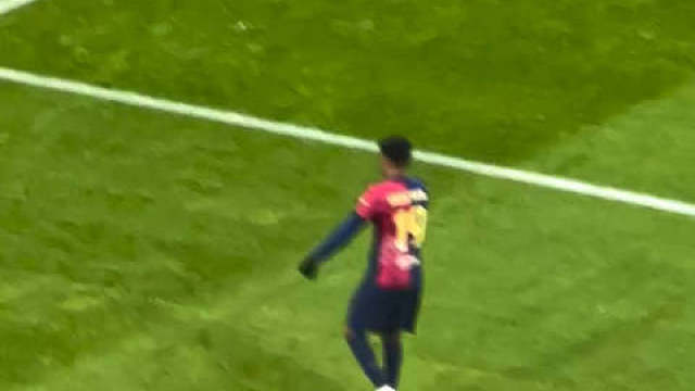 亚马尔与托雷斯相互庆祝