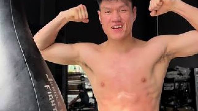 泰国备战，第一练必须得来组纯正的泰式顶膝，最近大赛众多 大家都要有眼福了！希望格斗项目越来越好！干！