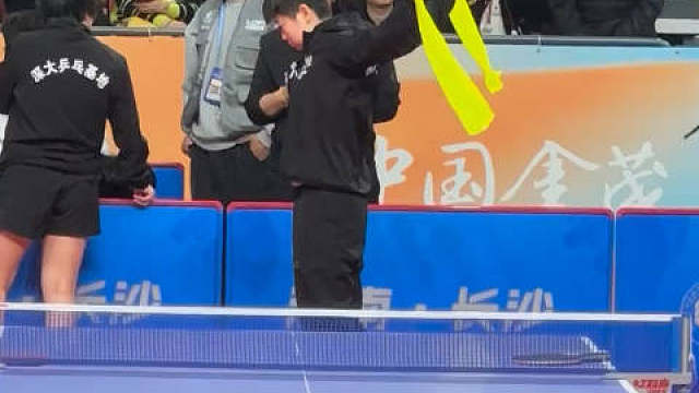 【莎莎热身】12月12日孙颖莎拉伸，好像露馅了。今晚美肚莎，加油哦