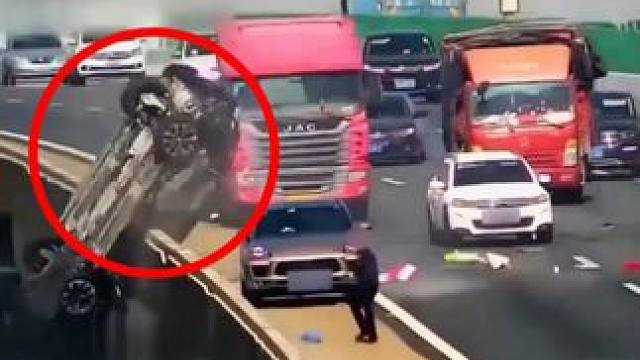 货车爆胎撞翻小轿车 #安全驾驶