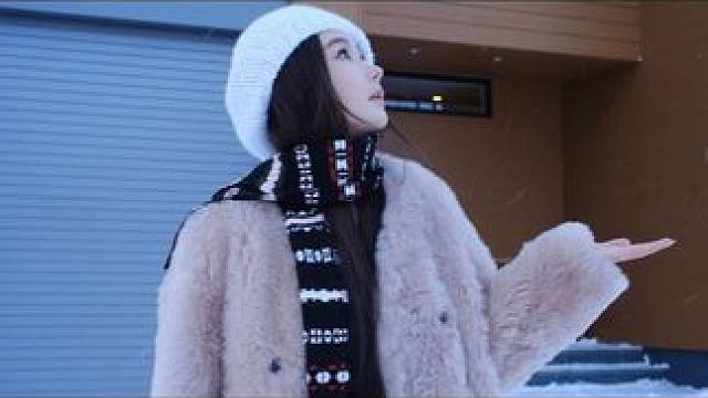 “冬天太冷了，你就好好把手放在兜里，不要挥手，不要告别。”