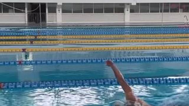 沉浸式感受自由泳的丝滑感，直臂大风车真的太走水了！ #游泳打卡 #爱游泳 #自由泳 #自由泳划手 #