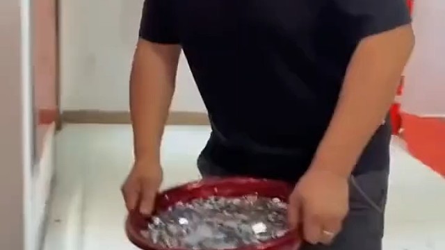 用秤称，一个六克，一斤二两是一百元[捂脸]