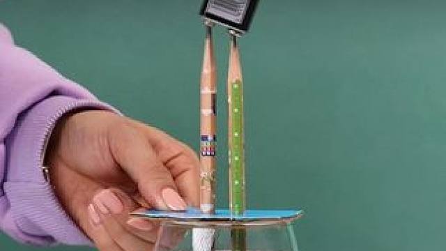 让孩子玩真实的科学小实验，不仅能提升科学思维，还能放下虚拟的手机游戏，在动手动脑中打下坚实的物理化基