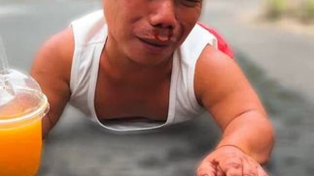 ToRung搞笑 小哥跟姐姐一起喝饮料
#搞笑 #搞笑视频 #解压