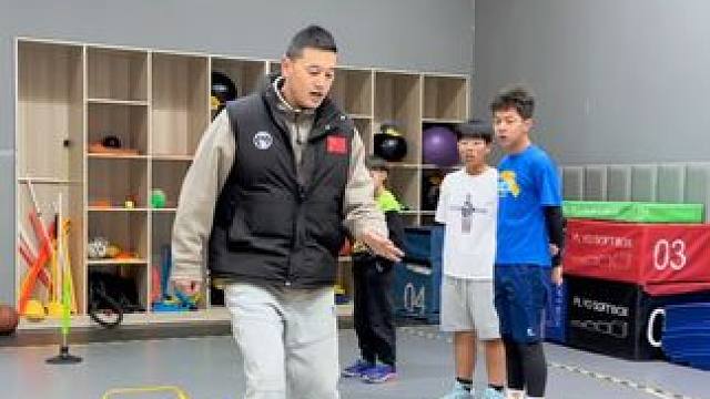 #篮球 #日常训练 #基本功练习 
横纵向脚步强化
｜纵向双脚跳转体弓步停
｜横向双脚跳结合转体侧身