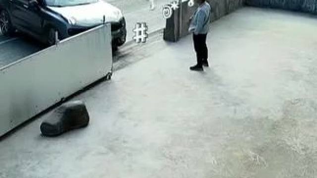 男子指挥妻子开车被撞骨折 #女司机神操作 #令人窒息的操作