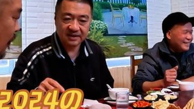 东兴大哥安排海鲜大餐，一口一杯给沙师弟干多了#自驾游 #床车生活