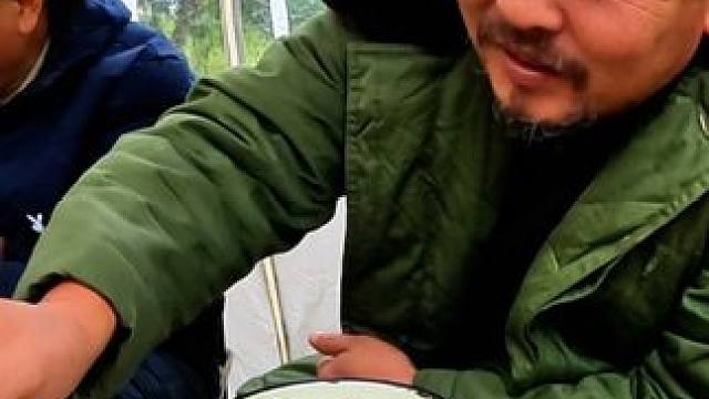 广西防城港也挺冷，早餐穿大棉袄喝两杯早酒，真热乎啊#自驾游 #床车生活