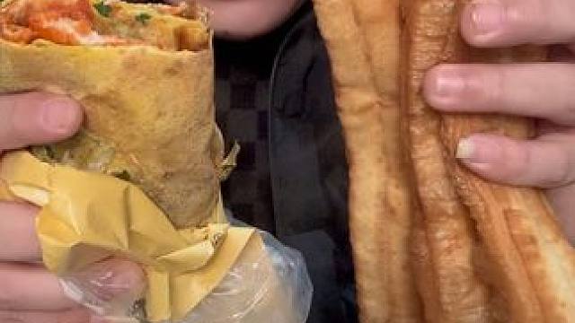 早餐局，老豆腐喝出了小时候的味道。#人是铁饭是钢一顿不吃饿得慌 #这一口简直香迷糊了