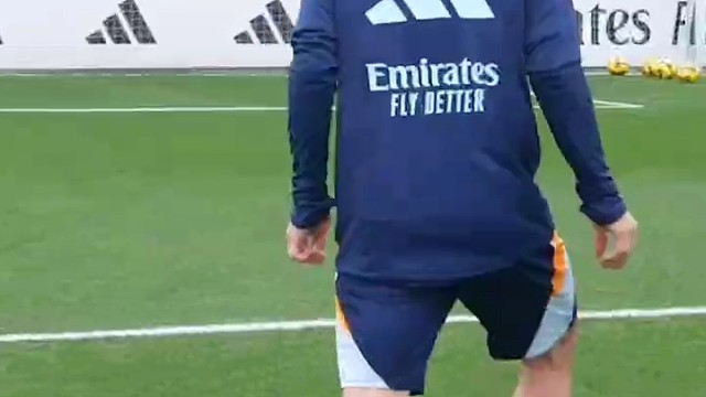 射门准就算了，长得还这么帅