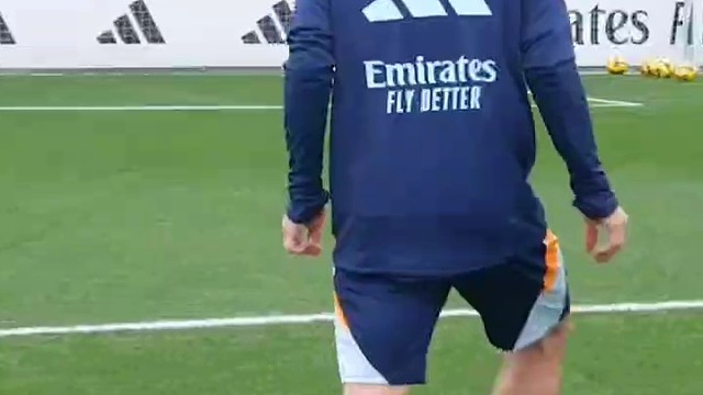 射门准就算了，长得还这么帅