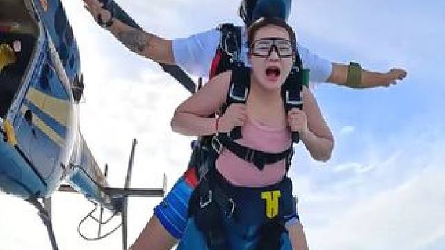 干了这杯壮行“酒”就不害怕了 #三亚 #塔赫跳伞