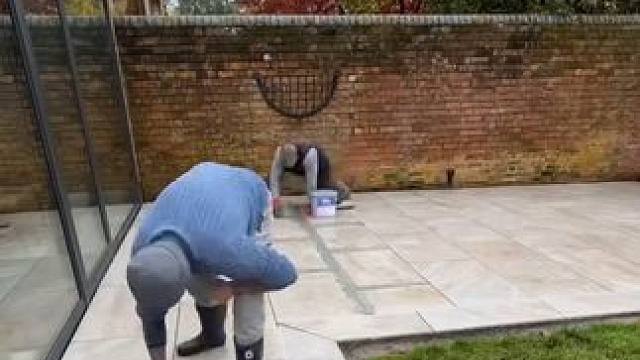 英国乡村庭院地板砖的施工标准和工匠技艺。 #施工工艺 #能工巧匠 #地面装饰 #地砖通铺 #高手贴砖