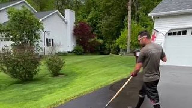 美国乡村柏油路修复。 #沥青 #柏油路修复 #路面修复 #施工工艺 #能工巧匠