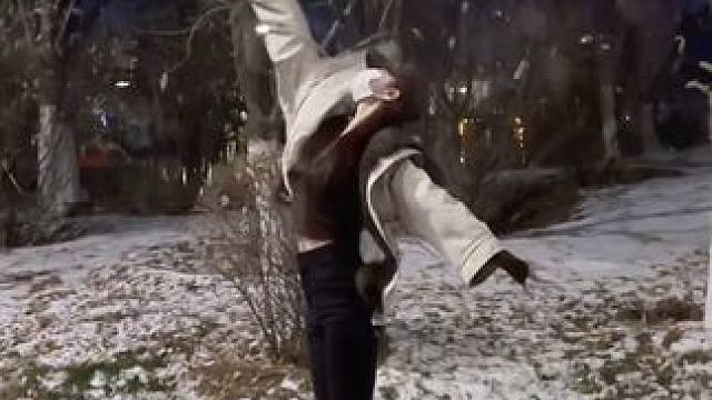 保持年轻的秘诀是快乐～#有何不可 #边走边跳