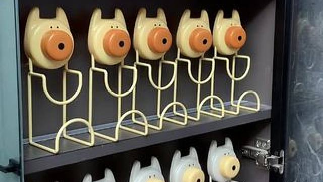 这款#吸盘脸盆挂钩真不错，免打孔上墙，全家的脸盆都能上墙收纳不占地方，大号脸盆也没问题，遇水也不担心