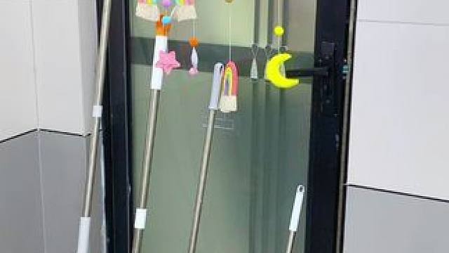 家里的拖把像这样挂在墙壁上面不就卫生方便多了，装门后面既美观还不会影响开关门#免打孔  #拖把架