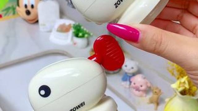 这个小鲸鱼#吸盘挤牙膏器  再也不怕牙洗面奶浪费了，还是吸盘的，挂在墙上节省空间，干净整齐#小东西大