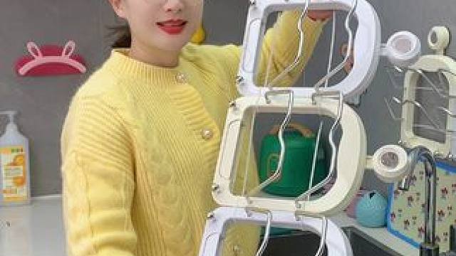 #吸盘锅盖架  锅盖与菜板都能放上收纳，壁挂节省空间，打扫台面卫生更方便，吸盘还能拆卸换位置重复使用