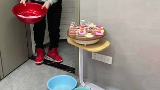 小狗挂钩 这款#吸盘脸盆挂钩 真不错，免打孔上墙，全家的脸盆都能上墙收纳不占地方，大号脸盆也没问题，