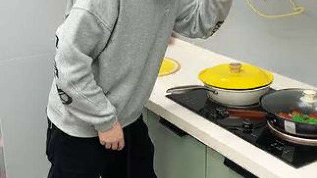 吸盘锅盖架 #吸盘锅盖架  锅盖与菜板都能放上收纳，壁挂节省空间，打扫台面卫生更方便，吸盘还能拆卸换