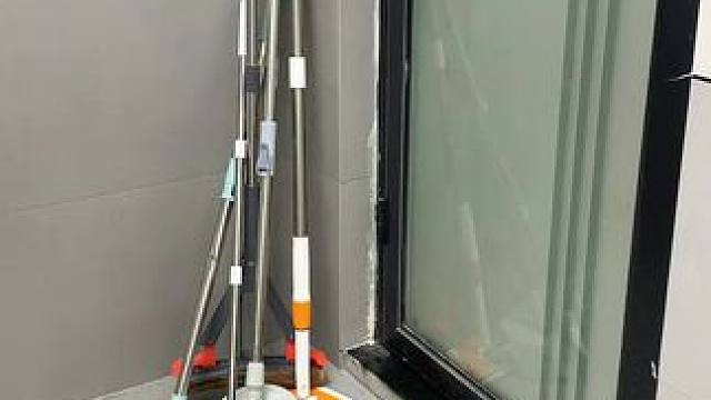 吸盘拖把架 家里的拖把像这样挂在墙壁上面不就卫生方便多了，装门后面既美观还不会影响开关门#免打孔  