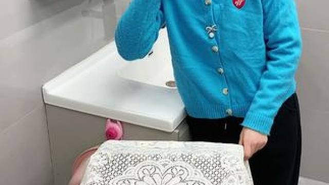 小狗挂钩 这款#吸盘脸盆挂钩 真不错，免打孔上墙，全家的脸盆都能上墙收纳不占地方，大号脸盆也没问题，