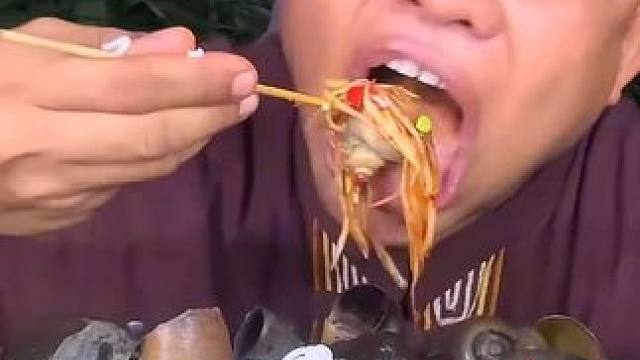 阿嘎吃酸辣木瓜丝️新鲜大肥螺 #美食 #泰国美食 #泰国生活 #户外美食