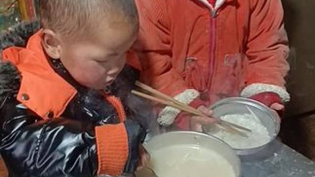 你为什么对每个人都那么好，唯独对我那么狠，我也是为了四个孩子坚持，我在你的世界里真的是多余的。#内容