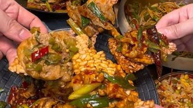 藏在成都老街里的贵州小炒，有着不可辜负的饭张力！ #地标美食大赏 #冬季暖胃美食 #吃货的美食日记 