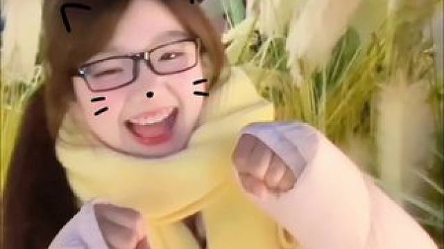 小紫啧  可以和我贴贴吗#突然出现 #害羞的小姑娘