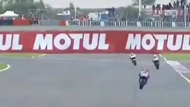 #motogp #压弯 #摩托车比赛 #滑胎过弯 #专业动作请勿模仿