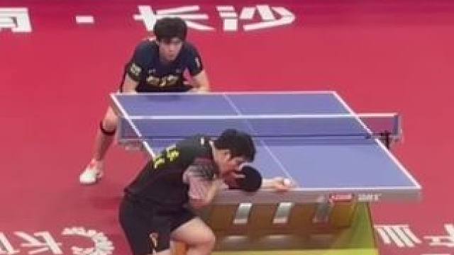 一场精彩的对决，恭喜樊振东3比1战胜王楚钦！下场后的王楚钦不停和梁靖崑复盘，大头多少还是有些不甘心啊